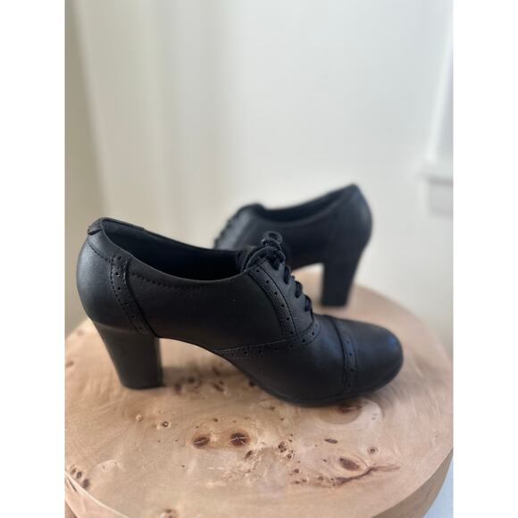 Clarks Black Leather Oxford Heels Size 7.5 - Picture 1 of 7